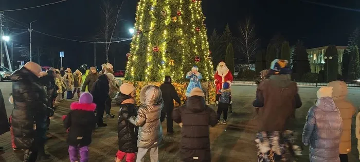 на фото танцы с Дедом Морозом и Снегурочкой