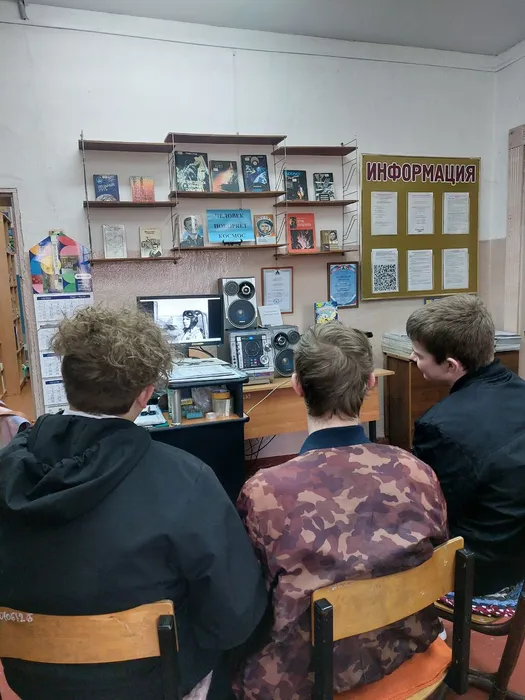 На фотографии за просмотром презентации Первый в космосе