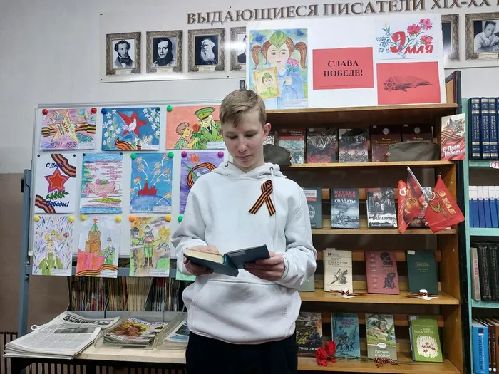 На фотографии громкое чтение стихотворения Евгения Винокурова Пехота