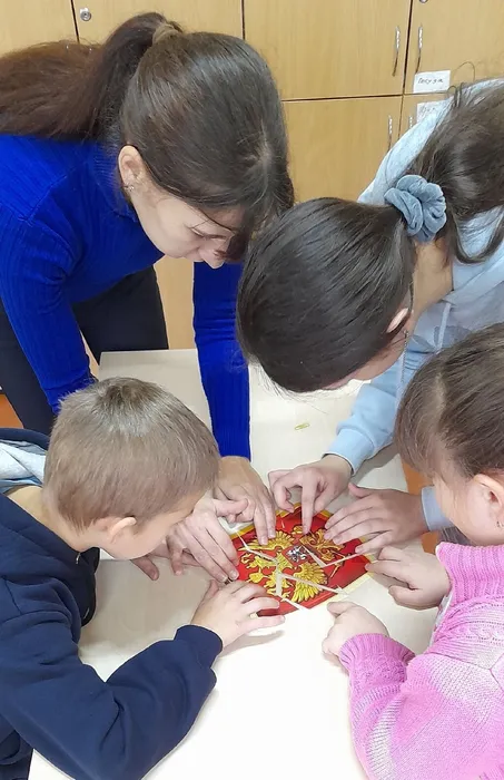 Участники выстраивают календарные праздничные даты