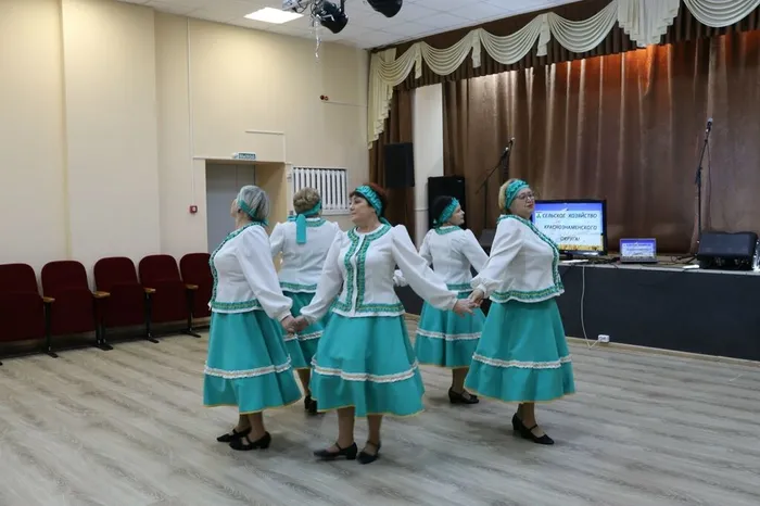 на фото танцевальный коллектив Рябинушки