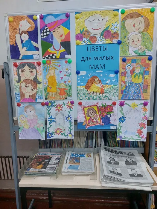 На фотографии Выставка рисунков Цветы для милых мам
