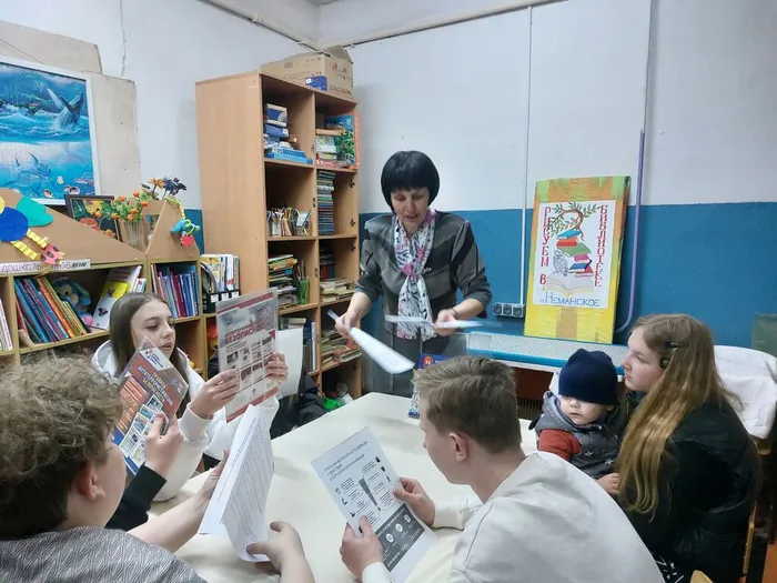 На фотографии знакомимся с памятками Антитеррористическая безопасность