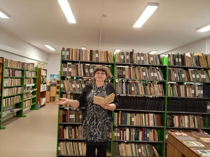 на фото посетитель библиотеки читает стихи (2)