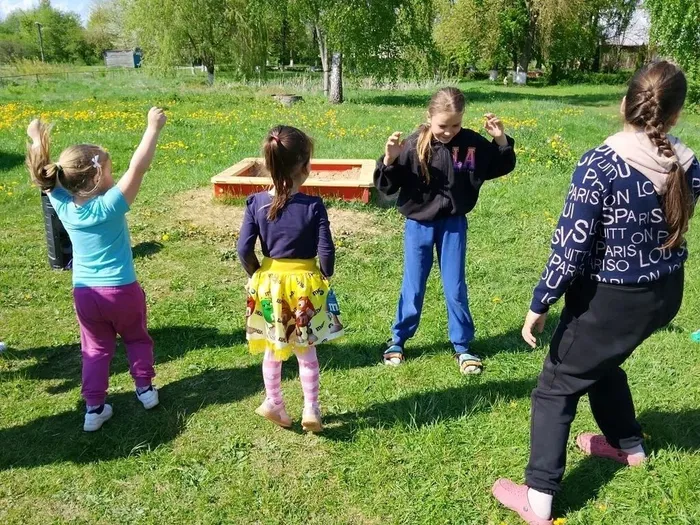 На фото участники выполняют танцевальное задание