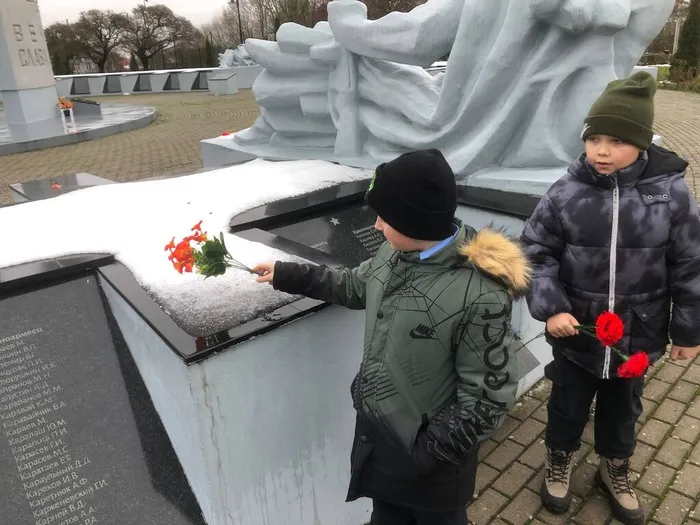 на фото участники памятного мероприятия (1)