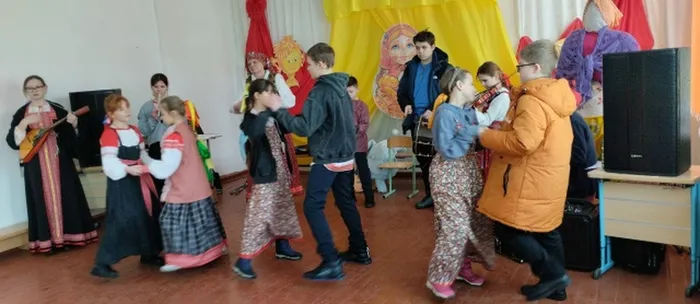 на фото участники фольклорного ансамбля Старинушка