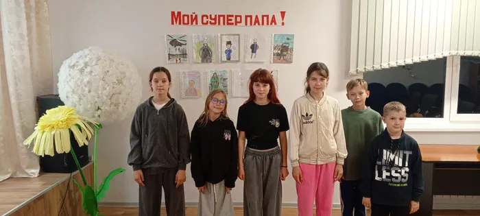 На фото участники детского творчества и выставка рисунков Мой супер папа