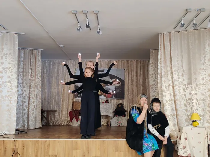 детский коллектив Росинка исполняют танец со свечами, Барсукова Тальяна иполняет песню и упокаевает внука (Чубарых Мирон)