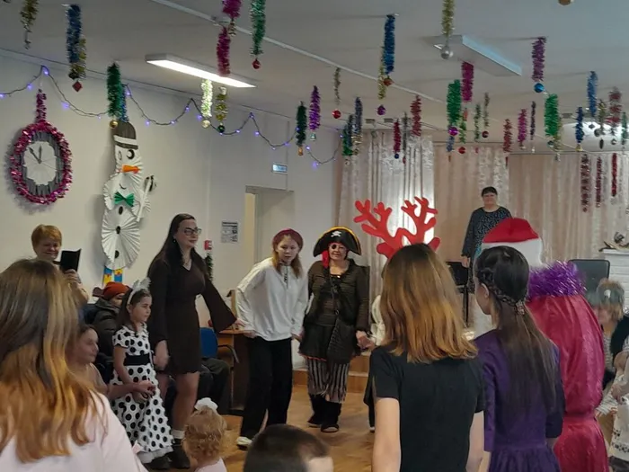 На фото фрагменты театрализованно - игрового представления Новогодняя сказка (2)