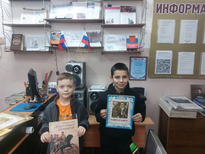 На фотографии юные читатели у книжной выставки От Кремля и до Кремля едина русская земля