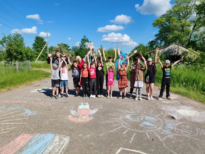 на фотографии участники игровой программы