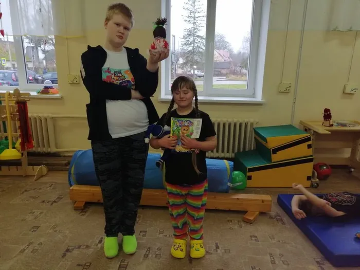 на фото ребята с подарками