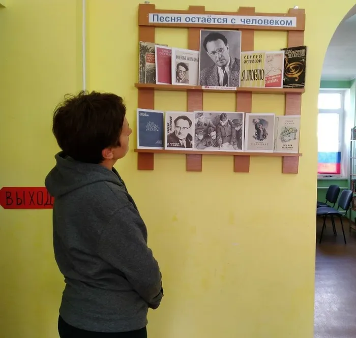 Ирина знакомится с материалом выставки