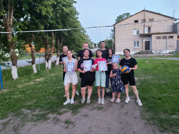 Участники игры по волейболу