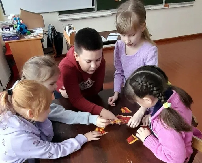 Участники программы собирают герб (1)