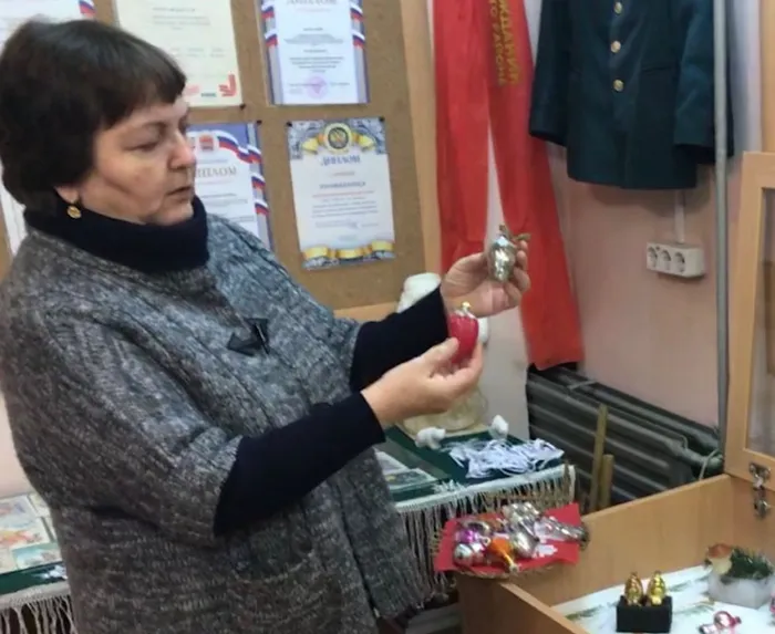 Оформление выставки старых ёлочных игрущек.jpg