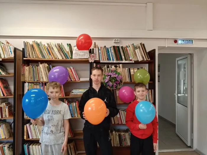 на фотографии посетители библиотеки (1)