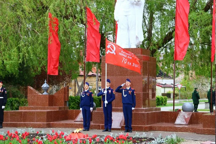 На фотографии почётный караул и знамя Победы