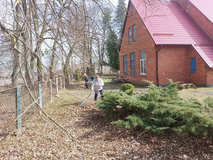На фотографии уборка территории