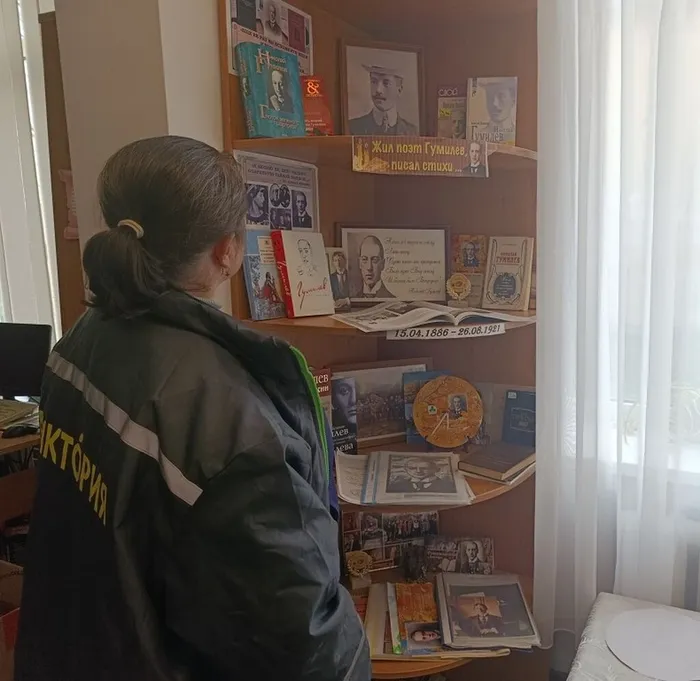 Попова Н. рассматривает выставку.