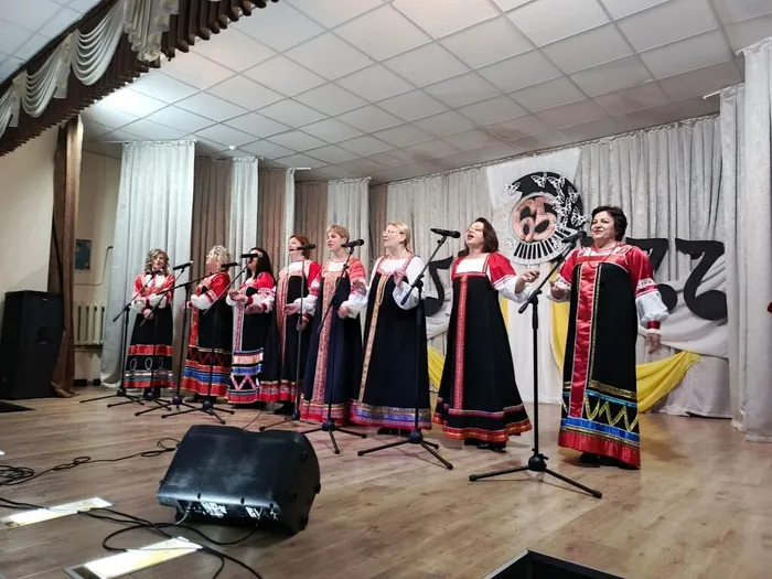 на фото ансамбль Чеботуха