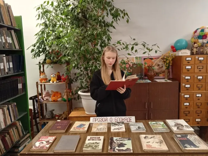 на фото посетители книжной выставки (3)