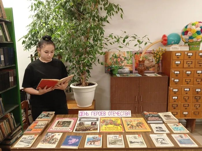 на фотографии посетитель библиотеки (2)