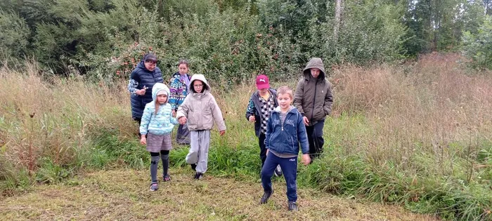 На фото фрагмент экологической экскурсии Природная кладовая (2)