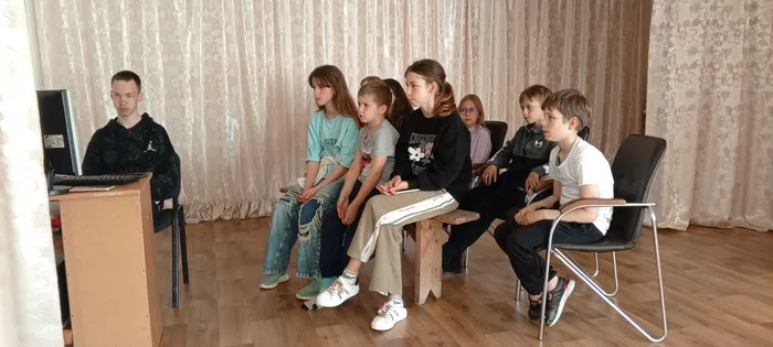 На фото ребята смотрят видеоролик Путешествие в историю возникновения славянской письменности (2)