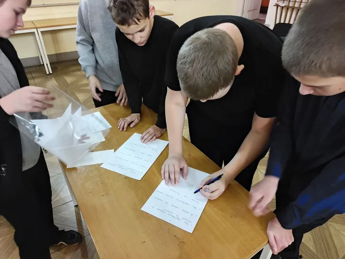 участники  отвечабт на вопросы о Добровольске на мероприятииТы в сегде моего села