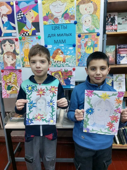 На фотографии участники выставки со своими работами