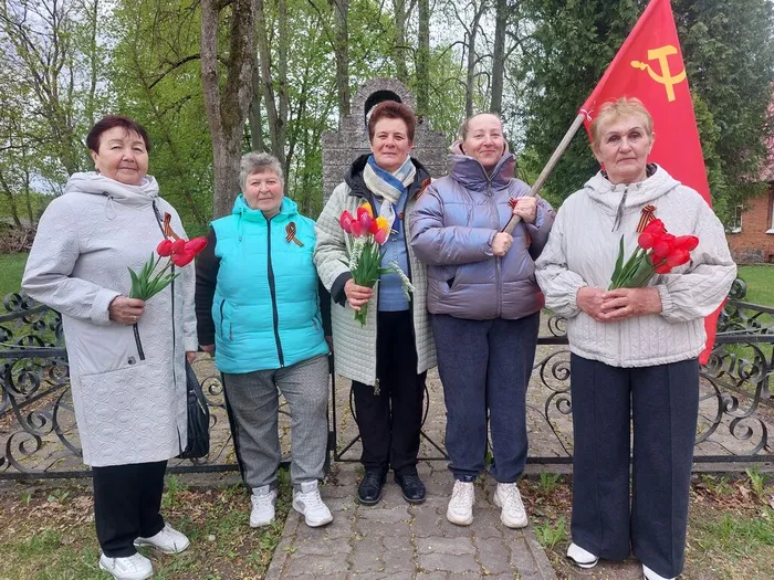 На фотографии участники акции Георгиевсая ленточка у памятника Всем павшим