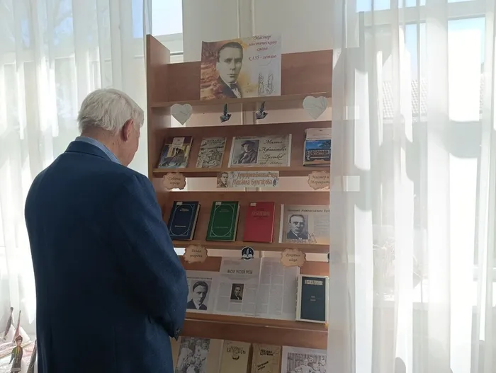 Беззубенков В. рассматривает выставку
