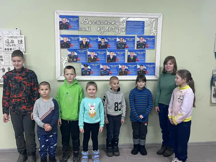 на фото ребята у стенда