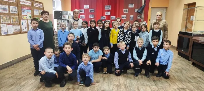 на фото посетители выставки