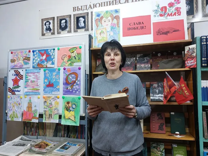 На фотографии громкое чтение рассказа Михаила Шолохова Наука ненависти