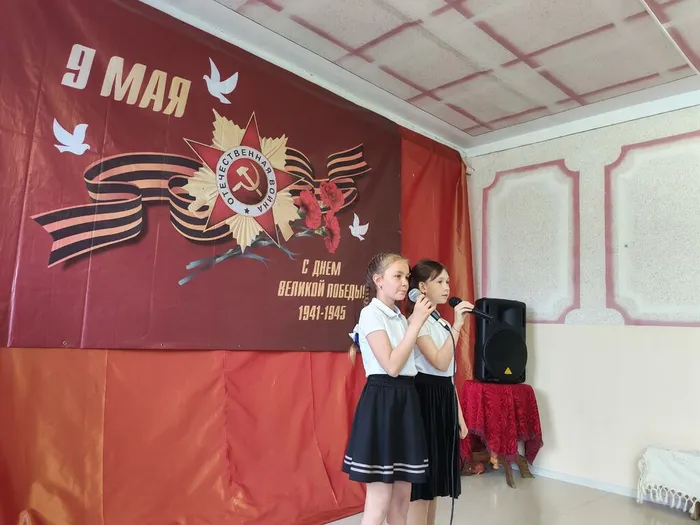 Смыкалова Таисия и Никанорова Алёна с песней Шли солдаты на войну