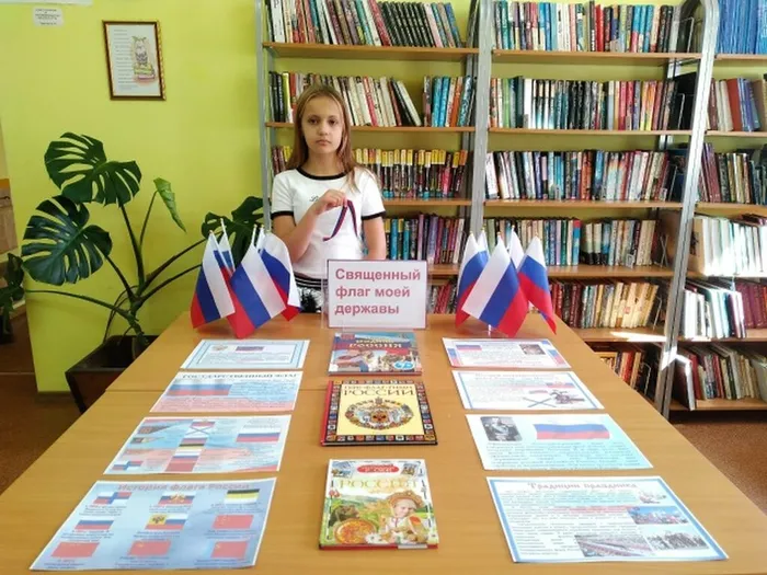 Вика у выставки в библиотеке.