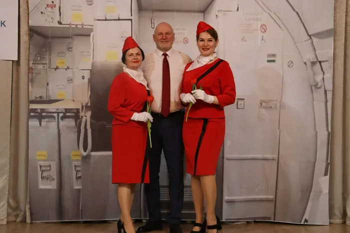 На фотографии стюардессы и пилот