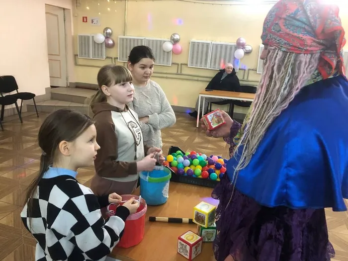 на фотографии участники игровой программы (1)