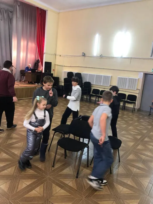 на фотографии участники игровой программы (4)