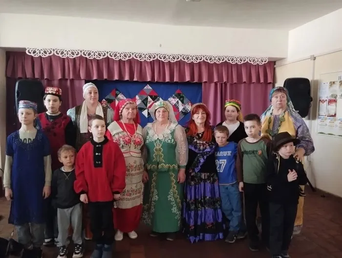 Участники познавательно игровой программы Народов много страна одна.