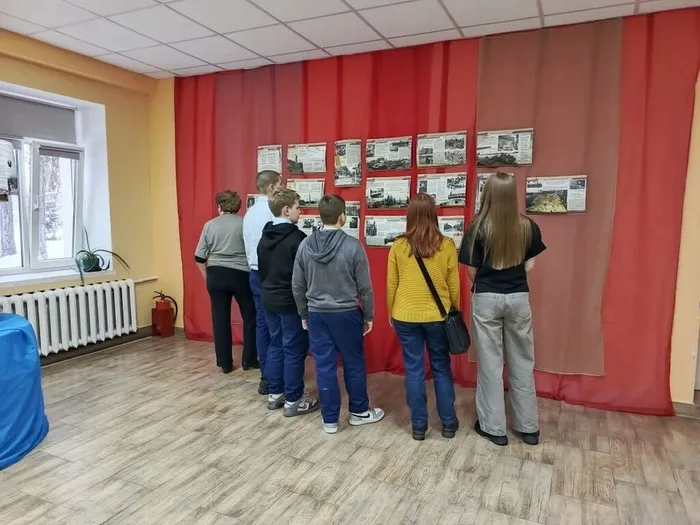 на фотографии посетители выставки