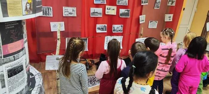 на фото юные посетители выставки