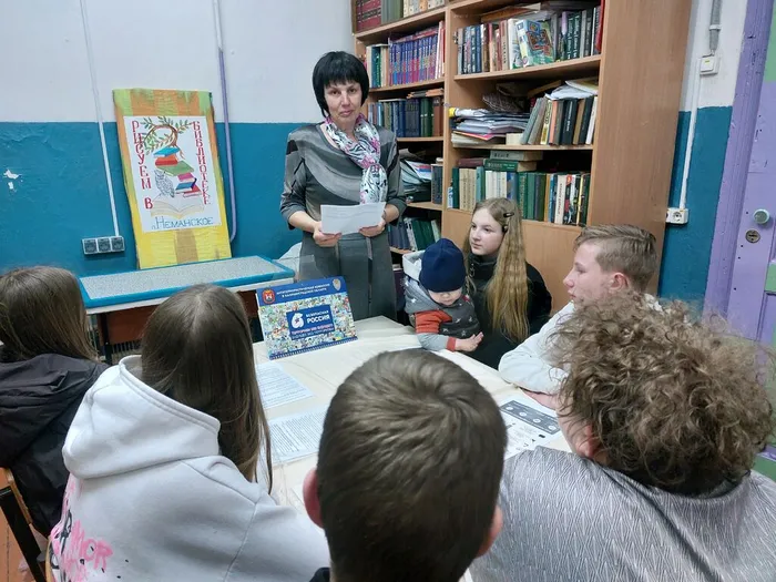 На фотографии библиотекарь ведёт беседу-инструктаж по антитеррору