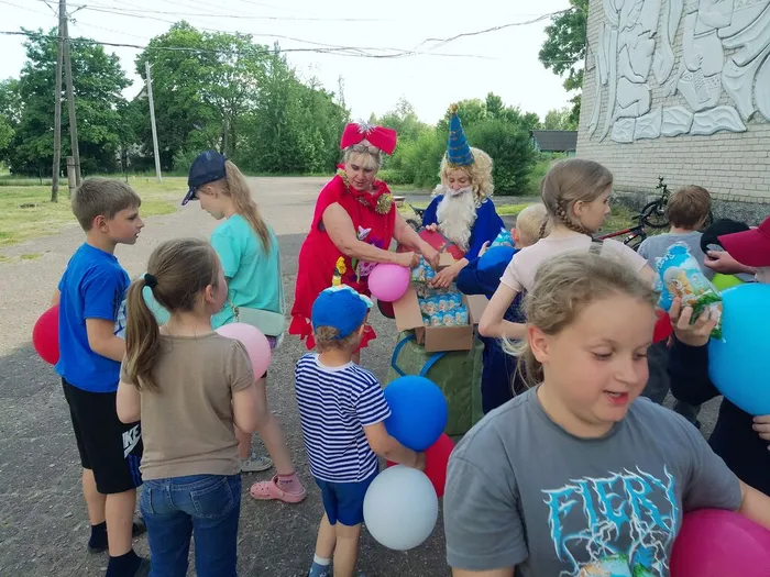 Ведущие  Звездочёт и Конфетка угощают мороженым.