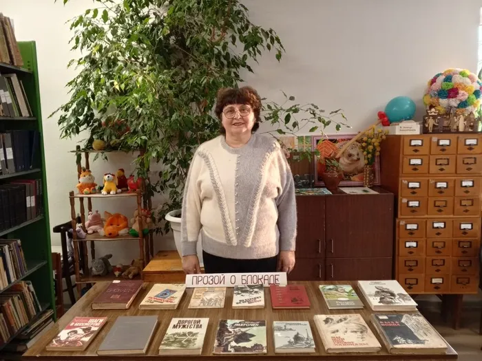 на фото посетители книжной выставки (2)