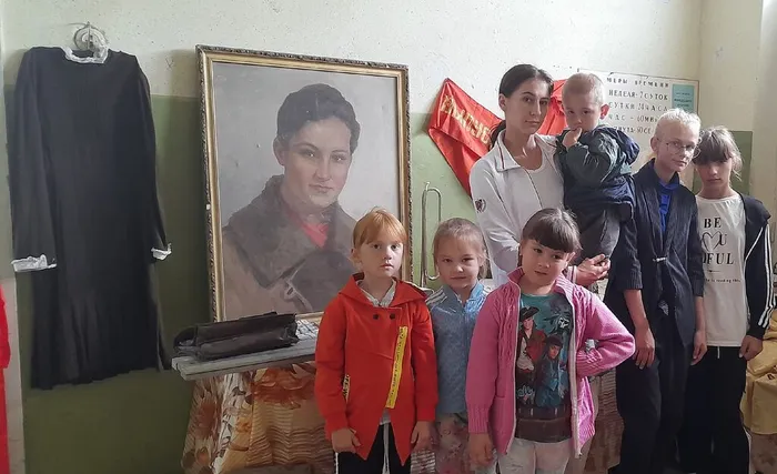 Экскурсия в музейную комнату ,зал Школа