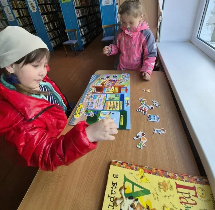 Лина и Варя Решили поиграть в игру Профессии